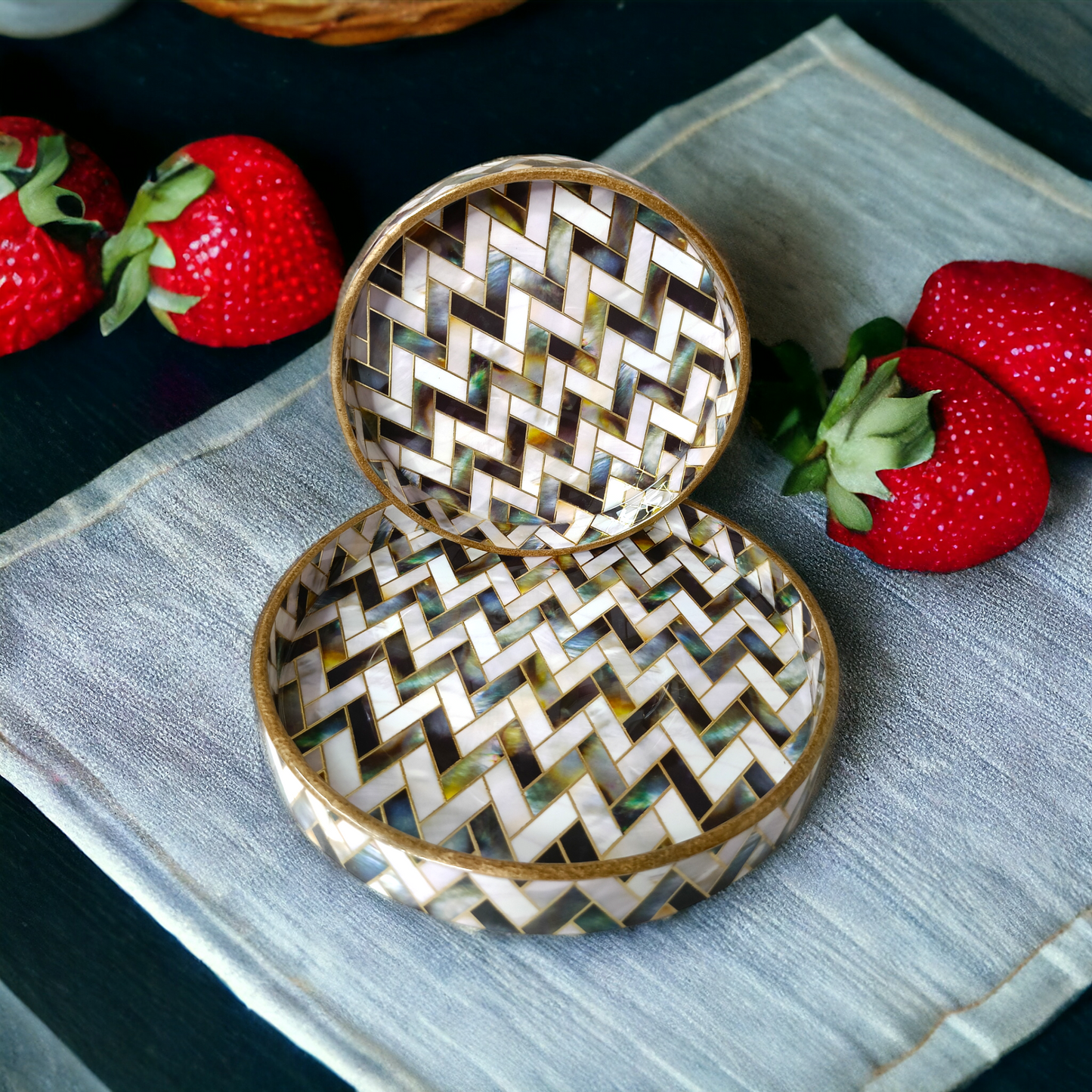 Round Wooden Serving Trays. LD-104.